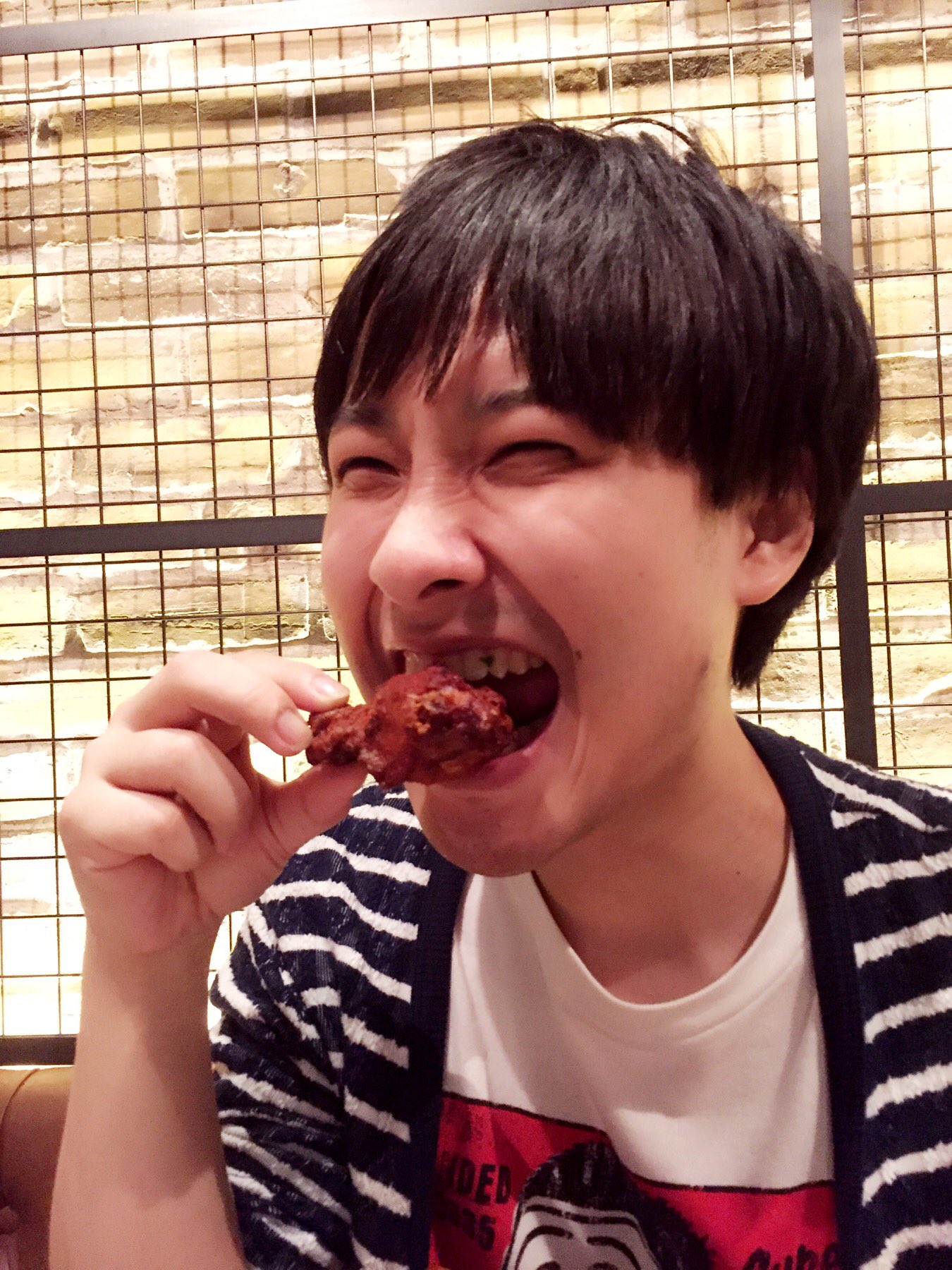 寺島がチキンを食べている写真